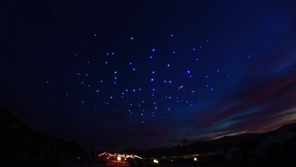 Intel Beautifully Lit Up the Desert Sky With the First FAA-Approved Drone Swarm Palm Springs - Sputnik International