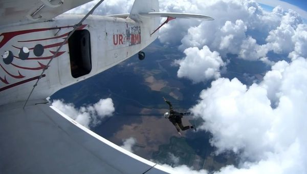 Jump and flight on AN-2 above the clouds - Sputnik International