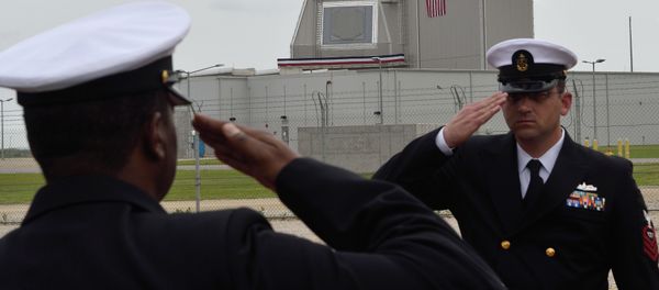 US Army servicemen salute during the inauguration ceremony of the Aegis Ashore Romania facility at the Deveselu military base on May 12, 2016. US Army servicemen salute during the inauguration ceremony of the Aegis Ashore Romania facility at the Deveselu military base on May 12, 2016. - Sputnik International
