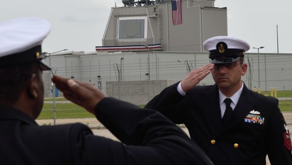 US Army servicemen salute during the inauguration ceremony of the Aegis Ashore Romania facility at the Deveselu military base on May 12, 2016. US Army servicemen salute during the inauguration ceremony of the Aegis Ashore Romania facility at the Deveselu military base on May 12, 2016. - Sputnik International