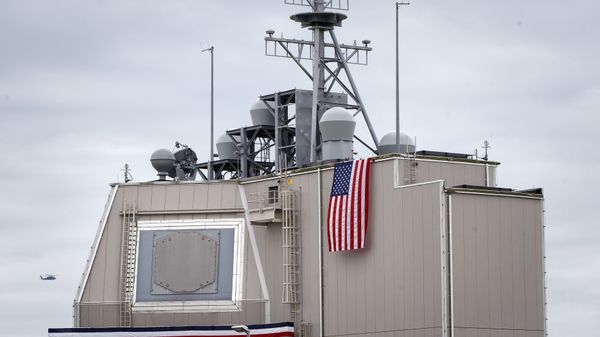 A helicopter flies by the radar building of a missile defense base, in Deveselu, prior to an opening ceremony attended by U.S., NATO and Romanian officials at a base, originally established by the Soviet Union, in Deveselu, Southern Romania, Thursday, May 12, 2016. - Sputnik International