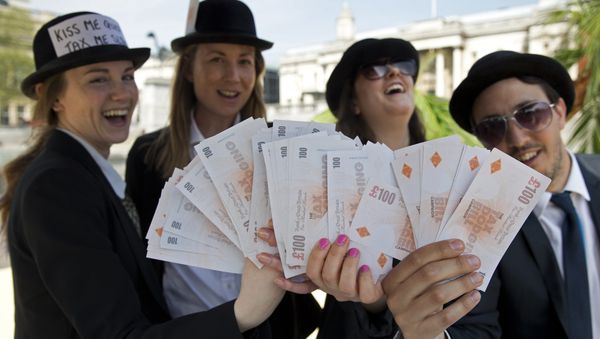 A demonstrator dressed as a businessman protests against tax avoidance at a tropical 'tax' haven in central London on May 12, 2016, near the venue of the Anti-Corruption Summit London 2016. - Sputnik International