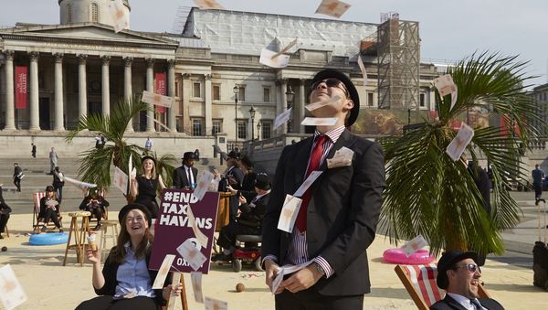 London's Trafalgar Square transformed into an interactive, tropical tax haven by Oxfam, Action Aid and Christian Aid. - Sputnik International