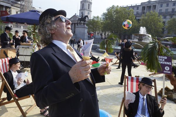London's Trafalgar Square transformed into an interactive, tropical tax haven by Oxfam, Action Aid and Christian Aid.  - Sputnik International