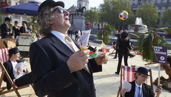 London's Trafalgar Square transformed into an interactive, tropical tax haven by Oxfam, Action Aid and Christian Aid. - Sputnik International