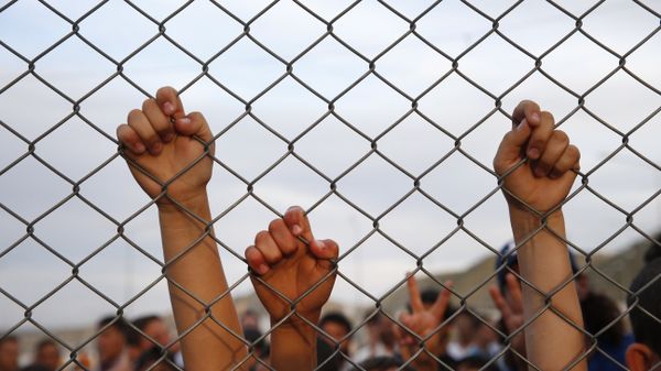 Syrian refugee children chant slogans behind a fence at the Nizip refugee camp in Gaziantep province, southeastern Turkey. Syrian refugee children chant slogans behind a fence at the Nizip refugee camp in Gaziantep province, southeastern Turkey. - Sputnik International