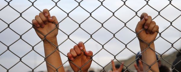 Syrian refugee children chant slogans behind a fence at the Nizip refugee camp in Gaziantep province, southeastern Turkey. Syrian refugee children chant slogans behind a fence at the Nizip refugee camp in Gaziantep province, southeastern Turkey. - Sputnik International