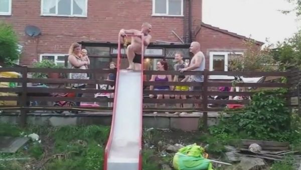 Dad Shouldn’t Try Kids’ Slide - Sputnik International