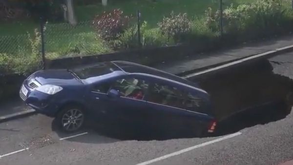 Massive sinkhole swallows family car - Sputnik International