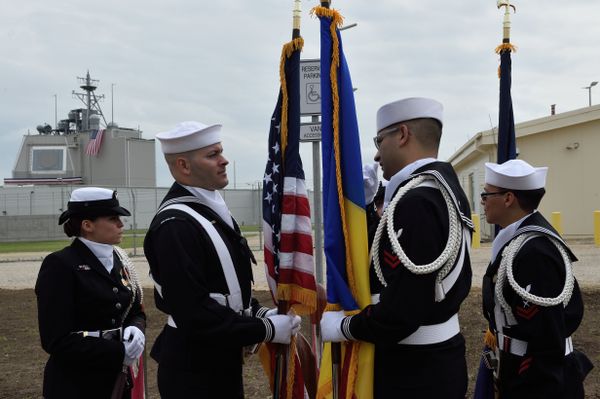 US Army personnel stand with the Romanian and the US flag during an inauguration ceremony of the US anti-missile station Aegis Ashore Romania (in the background) at the military base in Deveselu, Romania on May 12, 2016. - Sputnik International