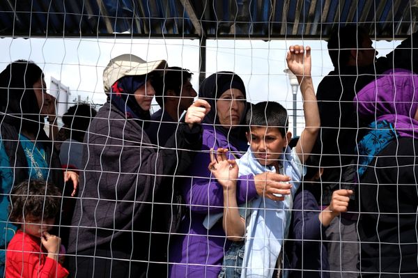People queue for free food at a makeshift camp for migrants and refugees at the Greek-Macedonian border near the village of Idomeni, Greece, May 11, 2016. People queue for free food at a makeshift camp for migrants and refugees at the Greek-Macedonian border near the village of Idomeni, Greece, May 11, 2016. - Sputnik International