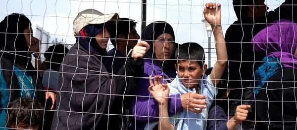 People queue for free food at a makeshift camp for migrants and refugees at the Greek-Macedonian border near the village of Idomeni, Greece, May 11, 2016. - Sputnik International