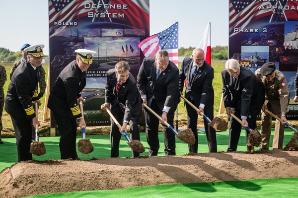 US Deputy Secretary of Defence Bob Work (C), Polish Minister of Defence Antoni Macierewicz (3rdR), Polish Foreign Affairs Minister Witold Waszczykowski (2ndR) and other officials take part in ground breaking ceremony of the northern section of defence anti-missile shield in Redzikowo military base in northern Poland US Deputy Secretary of Defence Bob Work (C), Polish Minister of Defence Antoni Macierewicz (3rdR), Polish Foreign Affairs Minister Witold Waszczykowski (2ndR) and other officials take part in ground breaking ceremony of the northern section of defence anti-missile shield in Redzikowo military base in northern Poland - Sputnik International