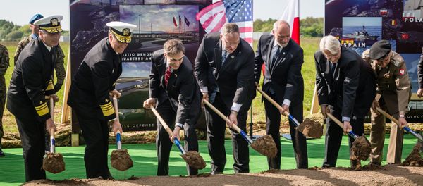 US Deputy Secretary of Defence Bob Work (C), Polish Minister of Defence Antoni Macierewicz (3rdR), Polish Foreign Affairs Minister Witold Waszczykowski (2ndR) and other officials take part in ground breaking ceremony of the northern section of defence anti-missile shield in Redzikowo military base in northern Poland US Deputy Secretary of Defence Bob Work (C), Polish Minister of Defence Antoni Macierewicz (3rdR), Polish Foreign Affairs Minister Witold Waszczykowski (2ndR) and other officials take part in ground breaking ceremony of the northern section of defence anti-missile shield in Redzikowo military base in northern Poland - Sputnik International