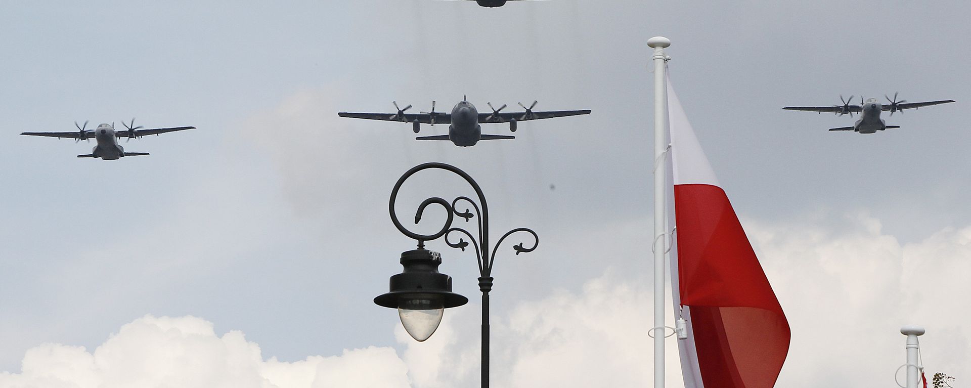 Polish Air Force C-130 Hercules aircraft fly over Poland's national flag during a military parade. - Sputnik International, 1920, 09.06.2022