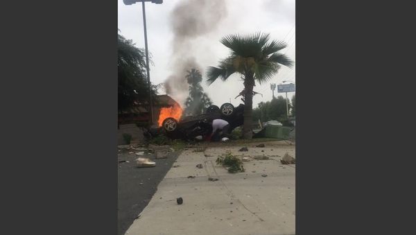 Passerby Sets Up Camera, Pulls Man From Burning Car - Sputnik International
