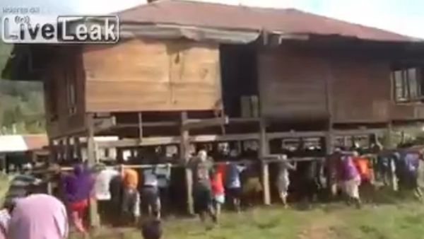 People Join Together to Move Entire House - Sputnik International