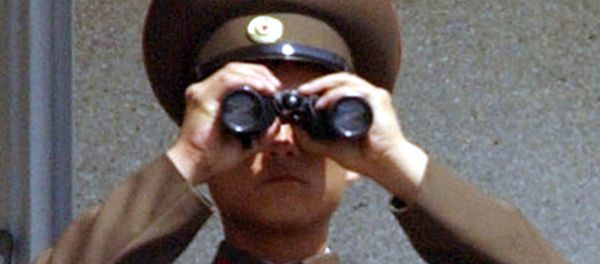 A North Korean military soldier uses a pair of binoculars A North Korean military soldier uses a pair of binoculars - Sputnik International