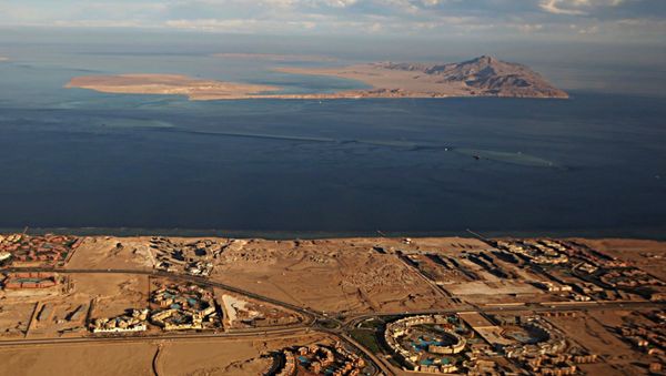 A picture taken on January 14, 2014 through the window of an airplane shows the Red Sea's Tiran (foreground) and the Sanafir (background) islands in the Strait of Tiran between Egypt's Sinai Peninsula and Saudi Arabia. - Sputnik International