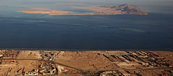 A picture taken on January 14, 2014 through the window of an airplane shows the Red Sea's Tiran (foreground) and the Sanafir (background) islands in the Strait of Tiran between Egypt's Sinai Peninsula and Saudi Arabia. - Sputnik International