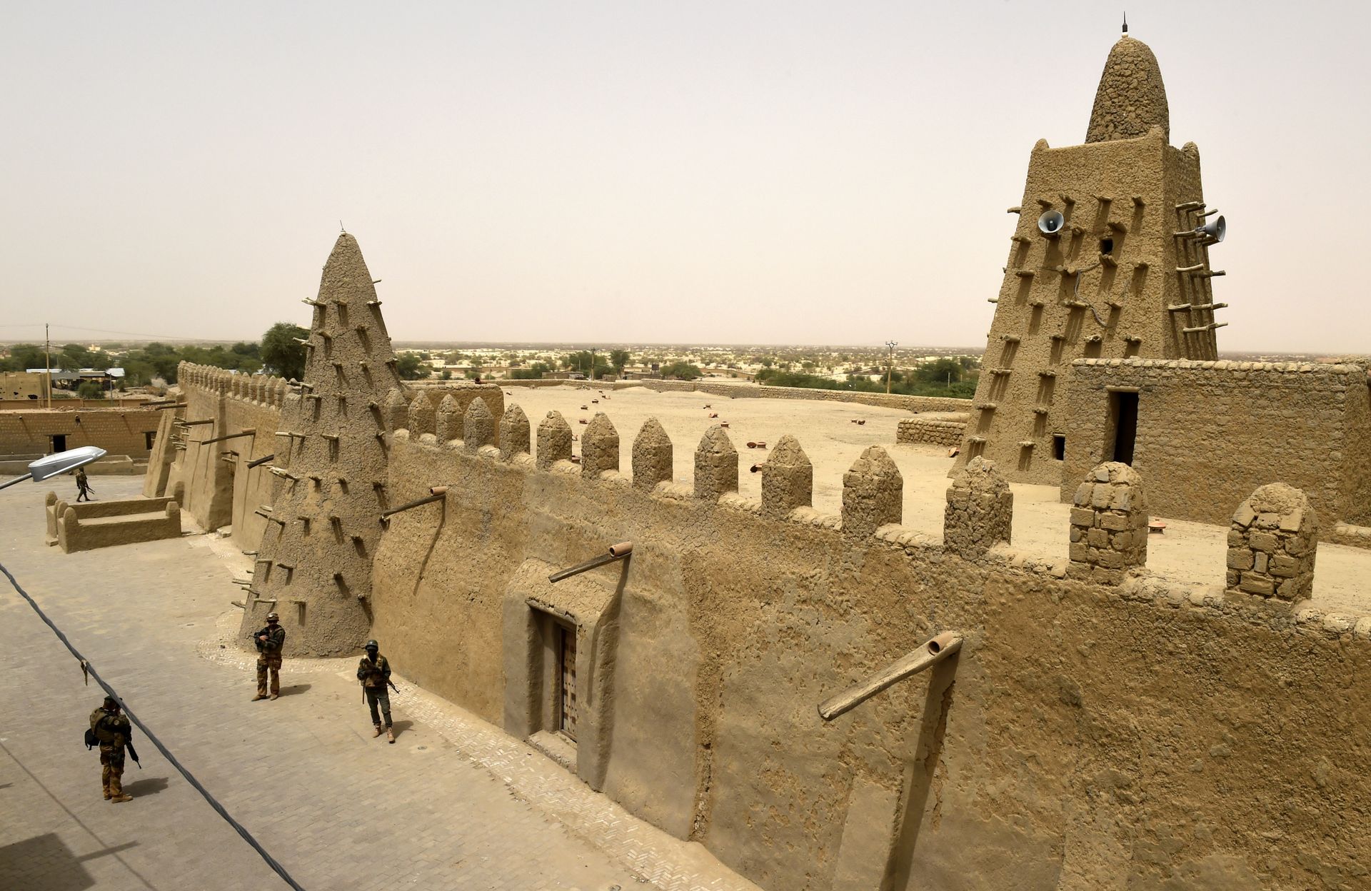 French soldiers of the 93rd Mountain Artillery Regiment and soldiers of the Malian Armed Forces patrol next to the Djingareyber Mosque French soldiers of the 93rd Mountain Artillery Regiment and soldiers of the Malian Armed Forces patrol next to the Djingareyber Mosque - Sputnik International, 1920, 19.11.2021