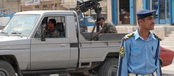 Yemeni policemen stand guard in the Yemeni city of Mukalla - Sputnik International