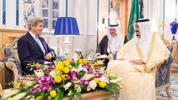 Saudi Arabia's King Salman (R) meets US Secretary of State John Kerry in Jeddah, Saudi Arabia May 15, 2016. - Sputnik International