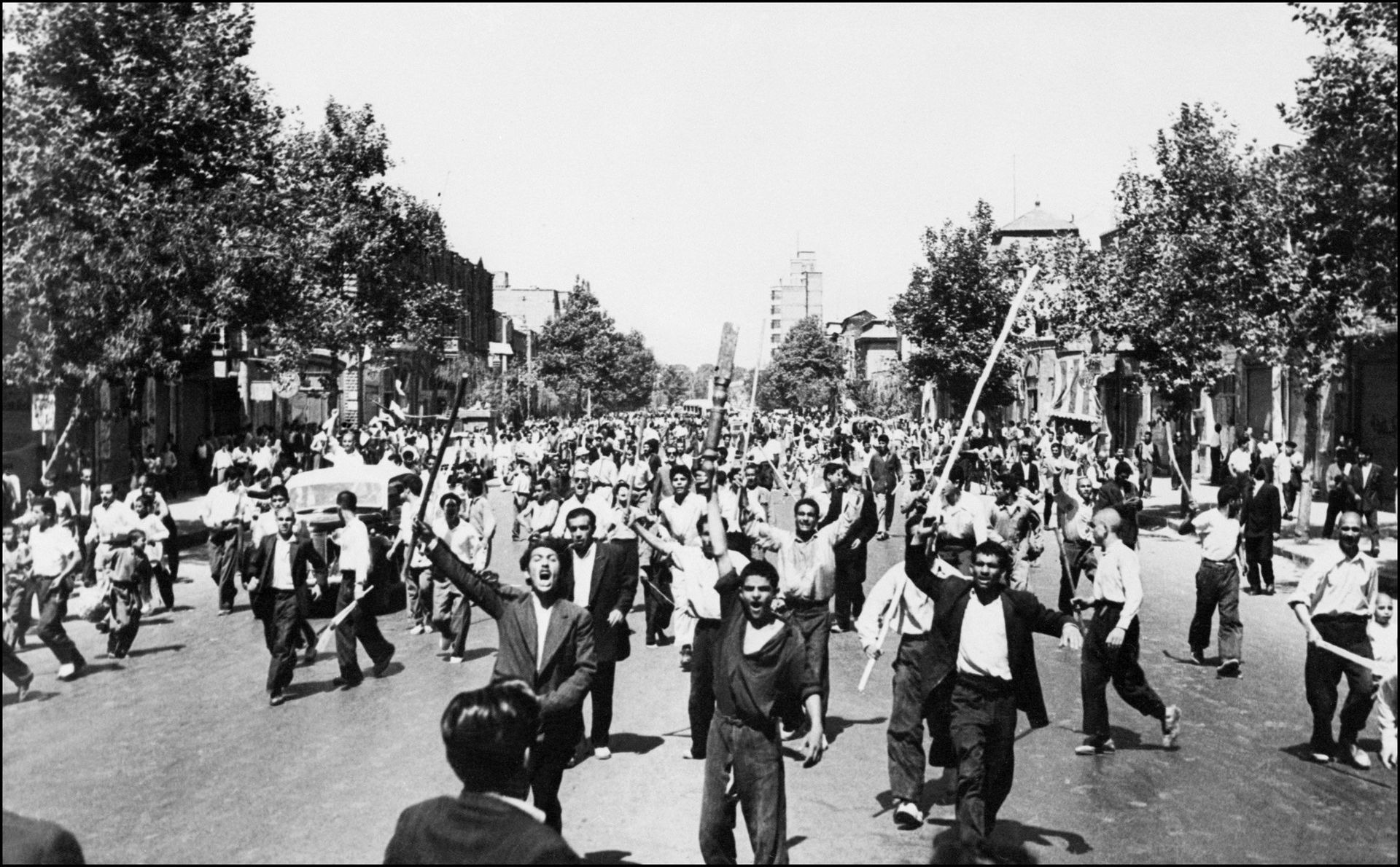 Rioters armed with staves shout slogans, during riots in Tehran, August 1953. Rioters armed with staves shout slogans, during riots in Tehran, August 1953. - Sputnik International, 1920, 12.10.2023