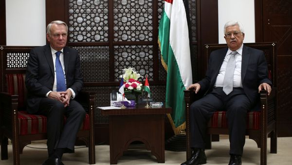 Palestinian President Mahmoud Abbas (R) meets French Foreign Minister Jean-Marc Ayrault in the West Bank city of Ramallah May 15, 2016. Palestinian President Mahmoud Abbas (R) meets French Foreign Minister Jean-Marc Ayrault in the West Bank city of Ramallah May 15, 2016. - Sputnik International