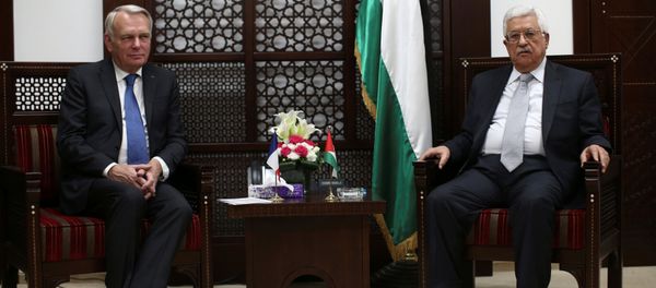 Palestinian President Mahmoud Abbas (R) meets French Foreign Minister Jean-Marc Ayrault in the West Bank city of Ramallah May 15, 2016. - Sputnik International
