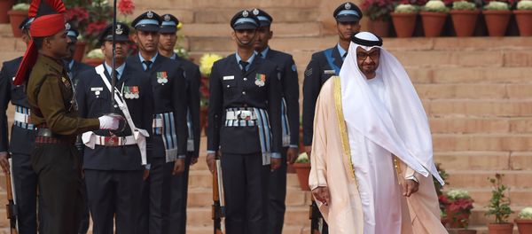 Abu Dhabi's Crown Prince Sheikh Mohammed bin Zayed al-Nahyan (R) inspects a guard of honour during a ceremonial reception at the presidential palace in New Delhi. (File) - Sputnik International