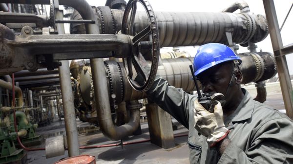 Worker speaks to the control room at the new Port Harcourt refinery built in 1989 at the same site where the first refinery in Nigeria was built in 1965 in oil rich Port Harcourt, Rivers State, on September 16, 2015 - Sputnik International