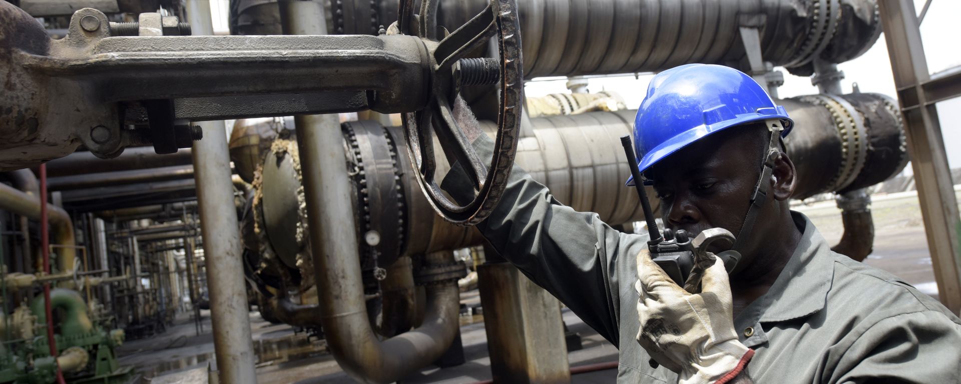 Worker speaks to the control room at the new Port Harcourt refinery built in 1989 at the same site where the first refinery in Nigeria was built in 1965 in oil rich Port Harcourt, Rivers State, on September 16, 2015 Worker speaks to the control room at the new Port Harcourt refinery built in 1989 at the same site where the first refinery in Nigeria was built in 1965 in oil rich Port Harcourt, Rivers State, on September 16, 2015 - Sputnik International, 1920, 01.10.2022