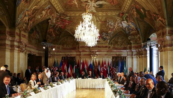 US Secretary of State John Kerry (C), Italian Foreign Minister Paolo Gentiloni and UN Libya envoy Martin Kobler (R) attend the ministerial meeting on Libya in Vienna, Austria, May 16, 2016. - Sputnik International