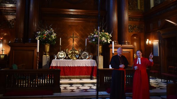 Father Anthony Howe (R) shows Archbishop of Westminster, Cardinal Vincent Nichols (L) around the Royal chapel ahead of a service at Hampton Court Palace, in south west London on February 9, 2016. Father Anthony Howe (R) shows Archbishop of Westminster, Cardinal Vincent Nichols (L) around the Royal chapel ahead of a service at Hampton Court Palace, in south west London on February 9, 2016. - Sputnik International