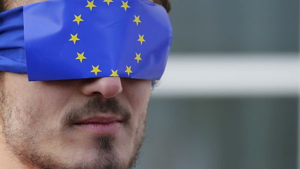 Protesters demonstrate in support of whistleblower, asking for more transparency, in front of the court before the start of the LuxLeaks trial in Luxembourg, April 26, 2016. - Sputnik International