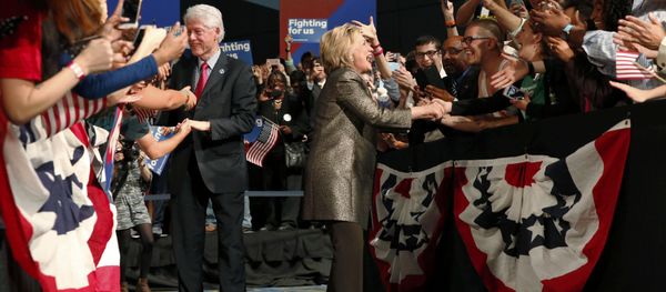 Democratic U.S. presidential candidate Hillary Clinton and her husband greet supporters. - Sputnik International