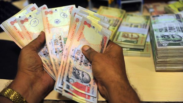 An Indian employee looks for illegal Indian rupee currency notes at a bank in Mumbai on September 3, 2013 - Sputnik International