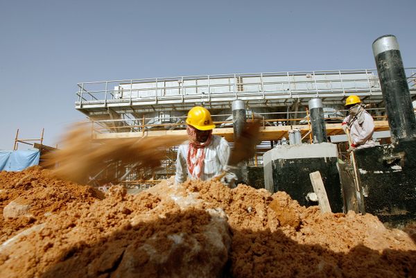 Asian labourers work at the site of Saudi Aramco's (the national oil company) central oil processing facility in al-Khurais, still under construction in the Saudi Arabian desert, 160 kms east of the capital Riyadh (File) Asian labourers work at the site of Saudi Aramco's (the national oil company) central oil processing facility in al-Khurais, still under construction in the Saudi Arabian desert, 160 kms east of the capital Riyadh (File) - Sputnik International