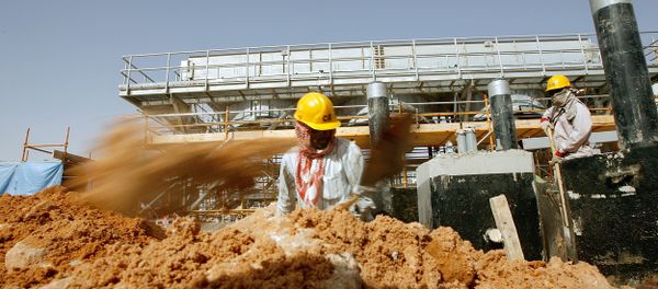Asian labourers work at the site of Saudi Aramco's (the national oil company) central oil processing facility in al-Khurais, still under construction in the Saudi Arabian desert, 160 kms east of the capital Riyadh (File) - Sputnik International