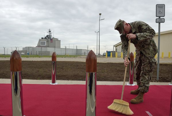 US Army personnel cleans the red carpet ahead an inauguration ceremony of the US anti-missile station Aegis Ashore Romania (in the background) at the military base in Deveselu, Romania on May 12, 2016 - Sputnik International