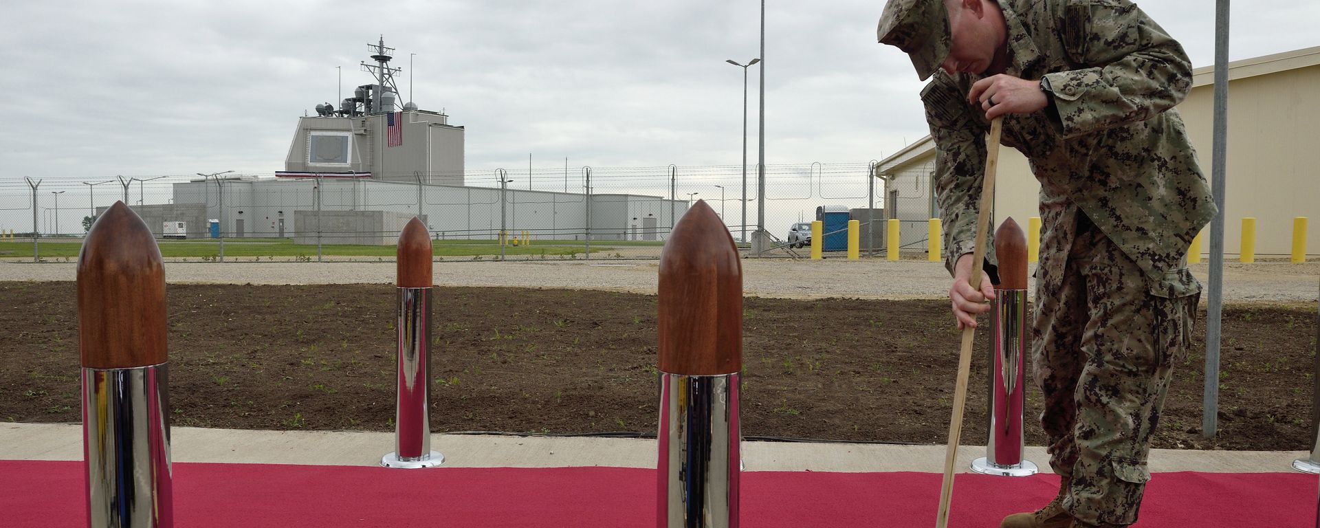 US Army personnel cleans the red carpet ahead an inauguration ceremony of the US anti-missile station Aegis Ashore Romania (in the background) at the military base in Deveselu, Romania on May 12, 2016 US Army personnel cleans the red carpet ahead an inauguration ceremony of the US anti-missile station Aegis Ashore Romania (in the background) at the military base in Deveselu, Romania on May 12, 2016 - Sputnik International, 1920, 15.10.2022