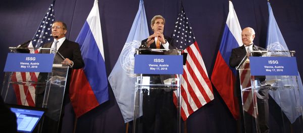 (L to R) Russian Foreign Minister Sergei Lavrov, US Secretary of State John Kerry and UN Special envoy for Syria Staffan de Mistura address a joint press conference in Vienna, Austria, on May 17, 2016 - Sputnik International