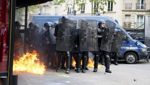 French gendarmes gather together during clashes with protestors at a demonstration against French labour law reforms in Paris, France, May 17, 2016 French gendarmes gather together during clashes with protestors at a demonstration against French labour law reforms in Paris, France, May 17, 2016 - Sputnik International