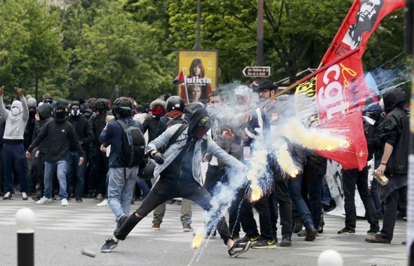 Protesters clash with riot police during a demonstration against French labor law reforms in Paris, France, May 17, 2016. - Sputnik International