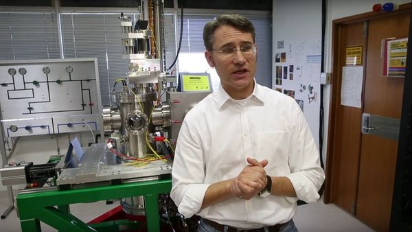 Prof Paul Dastoor talks about the helium microscope - Sputnik International