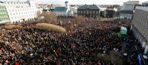 This is a Monday April 4, 2016 file photo of people who gathered to demonstrate against Iceland's prime minister, in Reykjavik. Iceland’s president on Tuesday April 5, 2016, refused a request from the prime minister to dissolve parliament and call a new election amid a dispute over the premier’s offshore tax affairs - Sputnik International