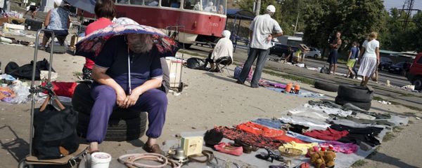 People sell objects at a city flea market in Ukraine's capital Kiev, on Friday, Aug. 28, 2015 - Sputnik International