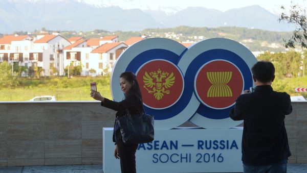 Holidaymakers take pictures with the ASEAN-Russia Summit logo near the Sochi Congress Center, which will be a venue of the ASEAN-Russia Summit - Sputnik International