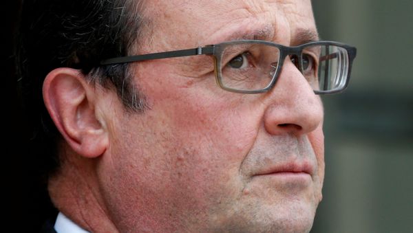 French President Francois Hollande waits for a guest at the Elysee Palace in Paris, France, December 2, 2015. French President Francois Hollande waits for a guest at the Elysee Palace in Paris, France, December 2, 2015. - Sputnik International